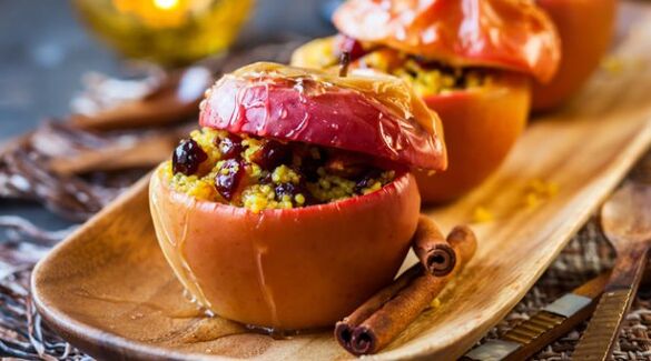 The sweet tooth of the Japanese diet prepares baked apples